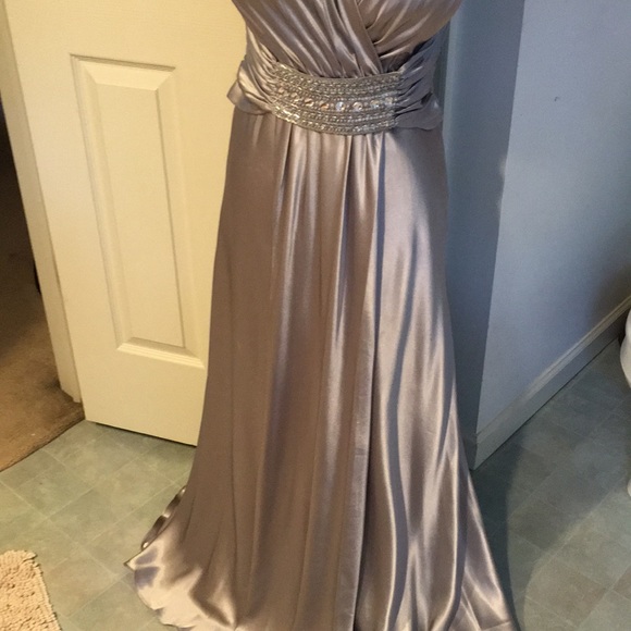 Silver Pearls gown from Rio - Picture 2 of 6